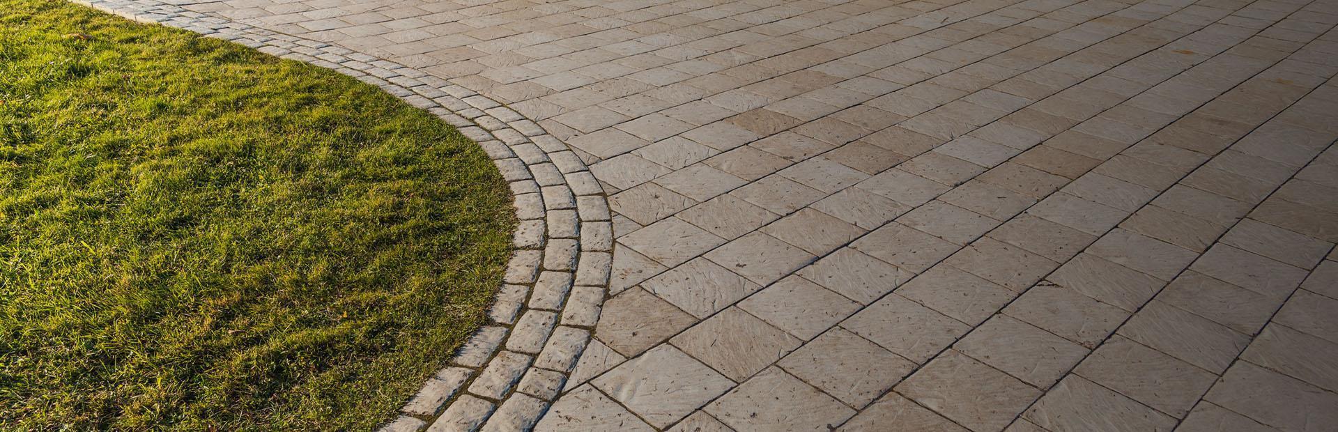 ogród z kostką chodnikową